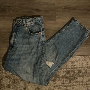 Light wash woman’s denim jeans size 10 bought in London straight leg ripped knee